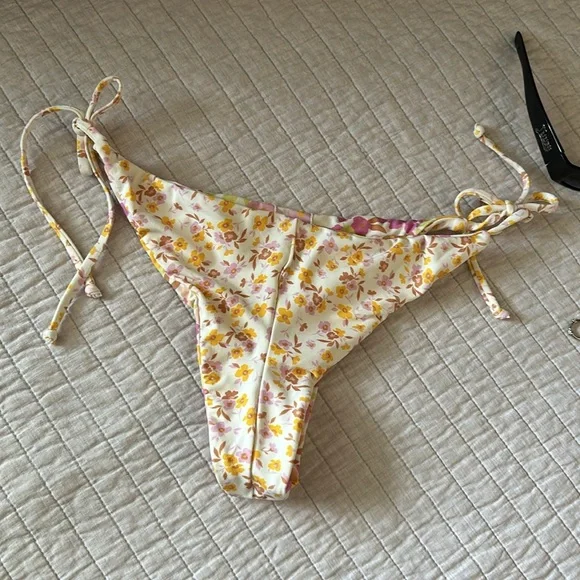 NWT Billabong Sungazers Reversible boho cottage floral tie Bikini Bottoms L​ - Picture 9 of 10